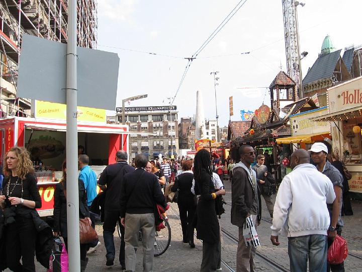 Amsterdam 11.jpg - An der Stelle des Amstel-Damms entstand im Laufe des Mittelalters ein städtischer Platz, der noch heute den Namen Dam trägt und den Mittelpunkt der Stadt darstellt.